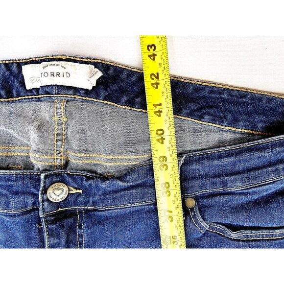 Torrid Size 22 Women's 31 Inch Inseam Boyfriend Blue Denim 5 Pocket Logo Jeans - Picture 11 of 12